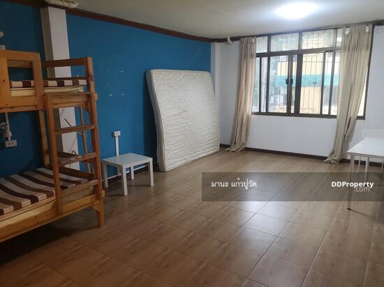 ให้เช่า บ้านเดี่ยว3.5ชั้น(พร้อมดาดฟ้า) 65ตรว. มี5ห้องนอน อยู่ถ.รัชดาภิเษก ใกล้ทางด่วนพระราม9/ฟอร์จูน ให้เช่า50,000/เดือน